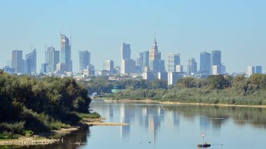 Varşova, Polonya. 21 Eylül 2020. Modern şehrin ve gökdelenlerin manzarası