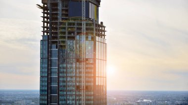 Yüksek binalar yapım aşamasında. Modern ofis binası. Gün batımı.