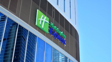Varşova, Polonya. 28 Eylül 2020. Holiday Inn Express 'i imzala. Şirket tabelası Holiday Inn Express.