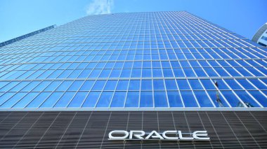 Varşova, Polonya. 28 Eylül 2020. Kâhin 'i imzala. Şirket tabela Kahini.