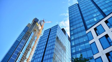 Yüksek binalar yapım aşamasında. Modern ofis binası. İnşaat alanı..