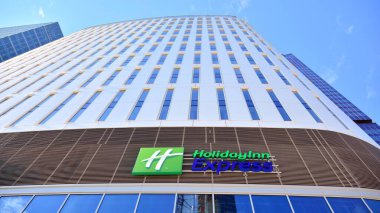 Varşova, Polonya. 28 Eylül 2020. Holiday Inn Express 'i imzala. Şirket tabelası Holiday Inn Express.