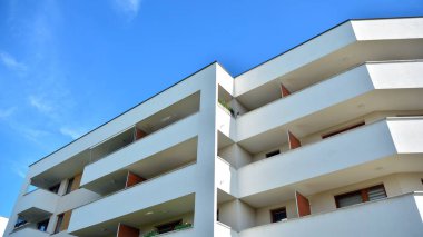 Büyük pencereli gayrimenkuller için apartmanın gelecekteki kare mimarisi. Konut binasının modern mimarisi. 