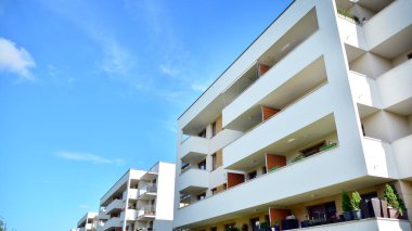 Büyük pencereli gayrimenkuller için apartmanın gelecekteki kare mimarisi. Konut binasının modern mimarisi. 