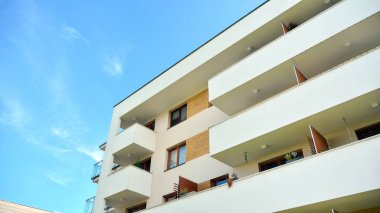 Büyük pencereli gayrimenkuller için apartmanın gelecekteki kare mimarisi. Konut binasının modern mimarisi. 