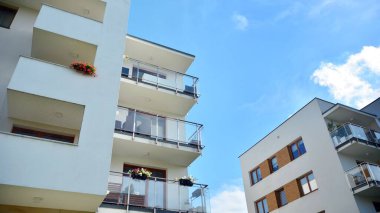 Büyük pencereli gayrimenkuller için apartmanın gelecekteki kare mimarisi. Konut binasının modern mimarisi. 