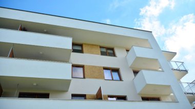 Büyük pencereli gayrimenkuller için apartmanın gelecekteki kare mimarisi. Konut binasının modern mimarisi. 