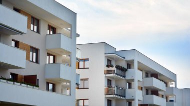 Büyük pencereli gayrimenkuller için apartmanın gelecekteki kare mimarisi. Konut binasının modern mimarisi. 