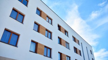 Büyük pencereli gayrimenkuller için apartmanın gelecekteki kare mimarisi. Konut binasının modern mimarisi. 