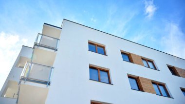 Büyük pencereli gayrimenkuller için apartmanın gelecekteki kare mimarisi. Konut binasının modern mimarisi. 