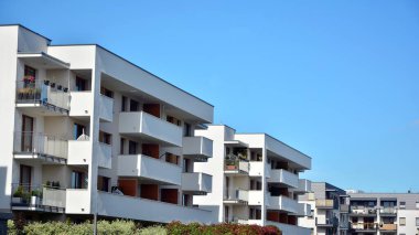 Büyük pencereli gayrimenkuller için apartmanın gelecekteki kare mimarisi. Konut binasının modern mimarisi. 