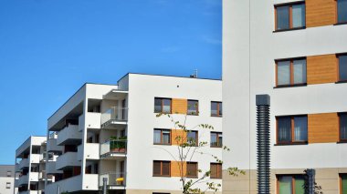 Büyük pencereli gayrimenkuller için apartmanın gelecekteki kare mimarisi. Konut binasının modern mimarisi. 