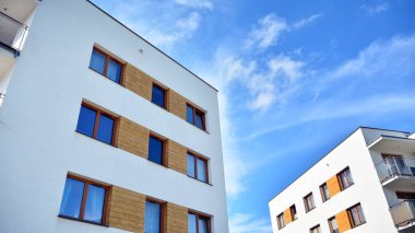 Büyük pencereli gayrimenkuller için apartmanın gelecekteki kare mimarisi. Konut binasının modern mimarisi. 