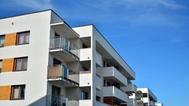 Büyük pencereli gayrimenkuller için apartmanın gelecekteki kare mimarisi. Konut binasının modern mimarisi. 