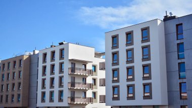 Büyük pencereli gayrimenkuller için apartmanın gelecekteki kare mimarisi. Konut binasının modern mimarisi. 