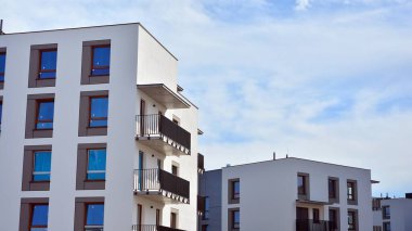 Büyük pencereli gayrimenkuller için apartmanın gelecekteki kare mimarisi. Konut binasının modern mimarisi. 