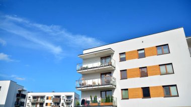 Büyük pencereli gayrimenkuller için apartmanın gelecekteki kare mimarisi. Konut binasının modern mimarisi. 