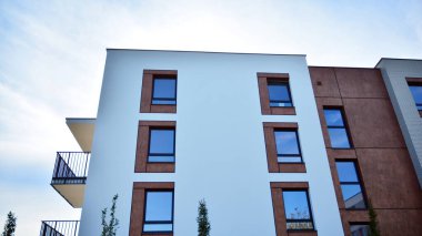 Büyük pencereli gayrimenkuller için apartmanın gelecekteki kare mimarisi. Konut binasının modern mimarisi. 