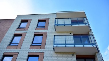 Büyük pencereli gayrimenkuller için apartmanın gelecekteki kare mimarisi. Konut binasının modern mimarisi. 