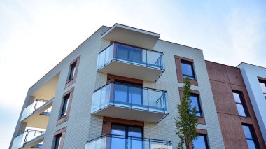 Büyük pencereli gayrimenkuller için apartmanın gelecekteki kare mimarisi. Konut binasının modern mimarisi. 