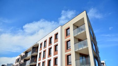 Büyük pencereli gayrimenkuller için apartmanın gelecekteki kare mimarisi. Konut binasının modern mimarisi. 