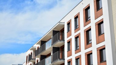 Büyük pencereli gayrimenkuller için apartmanın gelecekteki kare mimarisi. Konut binasının modern mimarisi. 