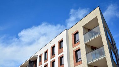 Büyük pencereli gayrimenkuller için apartmanın gelecekteki kare mimarisi. Konut binasının modern mimarisi. 