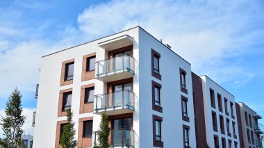 Büyük pencereli gayrimenkuller için apartmanın gelecekteki kare mimarisi. Konut binasının modern mimarisi. 