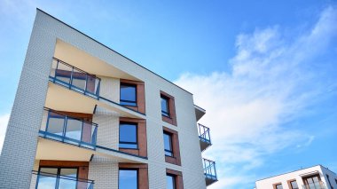 Büyük pencereli gayrimenkuller için apartmanın gelecekteki kare mimarisi. Konut binasının modern mimarisi. 