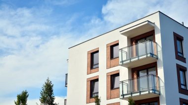 Büyük pencereli gayrimenkuller için apartmanın gelecekteki kare mimarisi. Konut binasının modern mimarisi. 