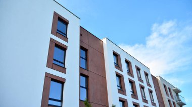 Büyük pencereli gayrimenkuller için apartmanın gelecekteki kare mimarisi. Konut binasının modern mimarisi. 