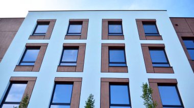 Büyük pencereli gayrimenkuller için apartmanın gelecekteki kare mimarisi. Konut binasının modern mimarisi. 