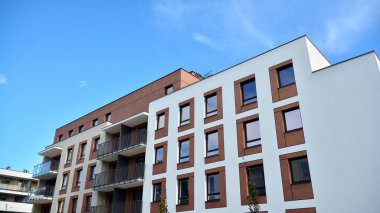 Büyük pencereli gayrimenkuller için apartmanın gelecekteki kare mimarisi. Konut binasının modern mimarisi. 