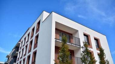 Büyük pencereli gayrimenkuller için apartmanın gelecekteki kare mimarisi. Konut binasının modern mimarisi. 
