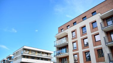 Büyük pencereli gayrimenkuller için apartmanın gelecekteki kare mimarisi. Konut binasının modern mimarisi. 