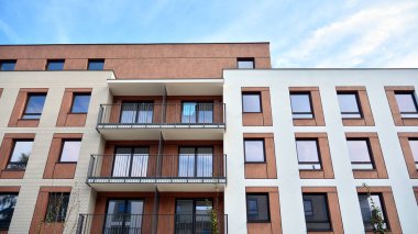 Büyük pencereli gayrimenkuller için apartmanın gelecekteki kare mimarisi. Konut binasının modern mimarisi. 