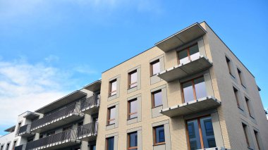 Büyük pencereli gayrimenkuller için apartmanın gelecekteki kare mimarisi. Konut binasının modern mimarisi. 