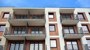 Büyük pencereli gayrimenkuller için apartmanın gelecekteki kare mimarisi. Konut binasının modern mimarisi. 