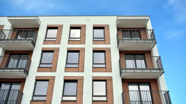 Büyük pencereli gayrimenkuller için apartmanın gelecekteki kare mimarisi. Konut binasının modern mimarisi. 