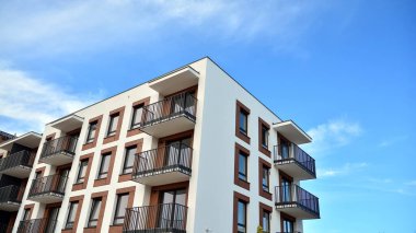 Büyük pencereli gayrimenkuller için apartmanın gelecekteki kare mimarisi. Konut binasının modern mimarisi. 