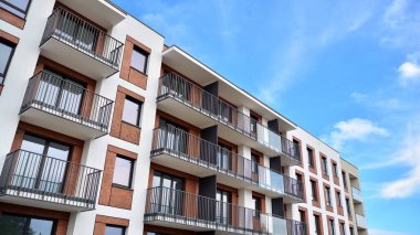 Büyük pencereli gayrimenkuller için apartmanın gelecekteki kare mimarisi. Konut binasının modern mimarisi. 