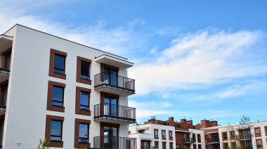 Büyük pencereli gayrimenkuller için apartmanın gelecekteki kare mimarisi. Konut binasının modern mimarisi. 