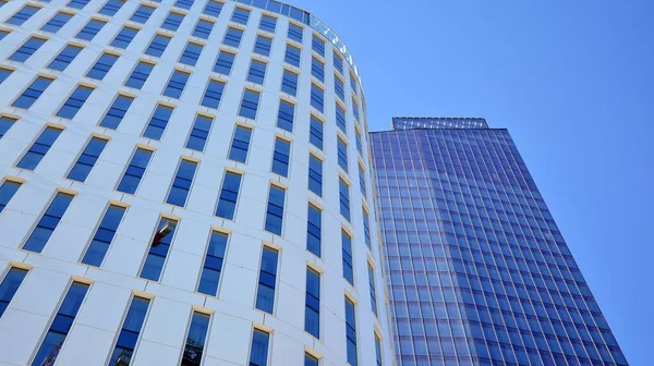 Glasvorhangwand Eines Modernen Bürogebäudes Modernes Bürogebäude Vor Klarem Himmel — Stockfoto