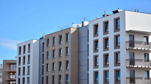 Futurystyczna Architektura Kwadratowa Budynku Mieszkalnego Dla Nieruchomości Dużymi Oknami Nowoczesna — Zdjęcie stockowe