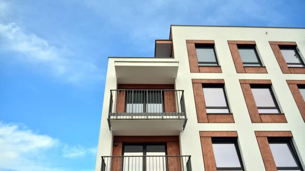 大きな窓と不動産のためのアパートの建物の未来的な正方形のアーキテクチャ 住宅街区の近代建築 — ストック写真
