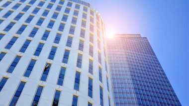 Gökdelenlerin cam siluetinin alt görüntüsü. İş binası. Cam cepheli bir gökdelen. İş bölgesinde modern bir bina. Ekonomi, finans, gelecek kavramları. 