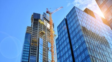 Yüksek binalar yapım aşamasında. Modern ofis binası. Gün batımı.