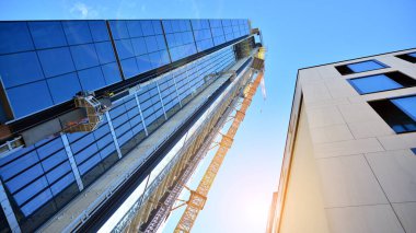 Yüksek binalar yapım aşamasında. Modern ofis binası. Gün batımı.