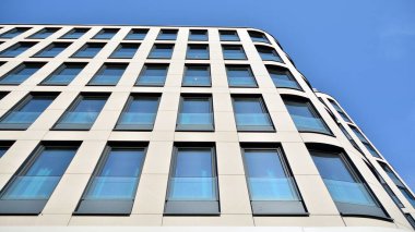 Modern bir ofis binasının kumtaşı cephesinin bir parçası. Modern bina cephesinin geniş ve soyut bir parçası.