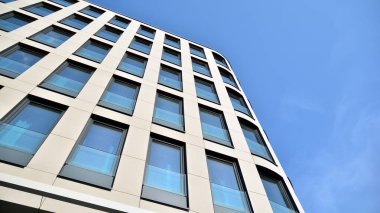 Modern bir ofis binasının kumtaşı cephesinin bir parçası. Modern bina cephesinin geniş ve soyut bir parçası.